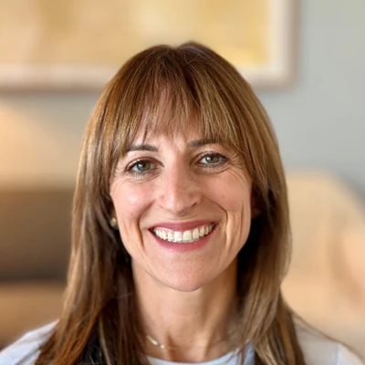 A headshot photo of Robyn Egey-Samu, a chiropractor at Ocotillo Chiropractic